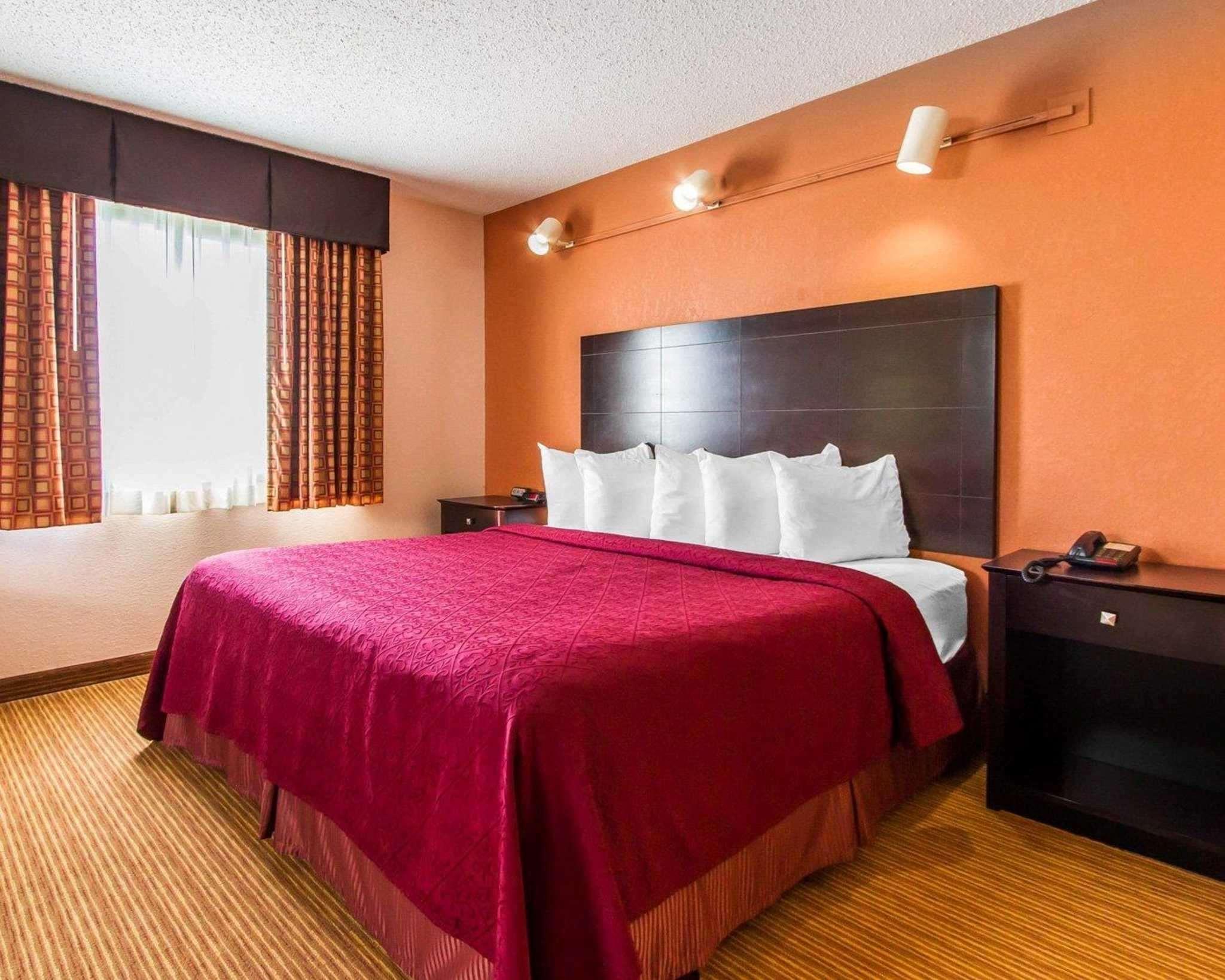 Quality Inn & Suites Ottumwa North Buitenkant foto
