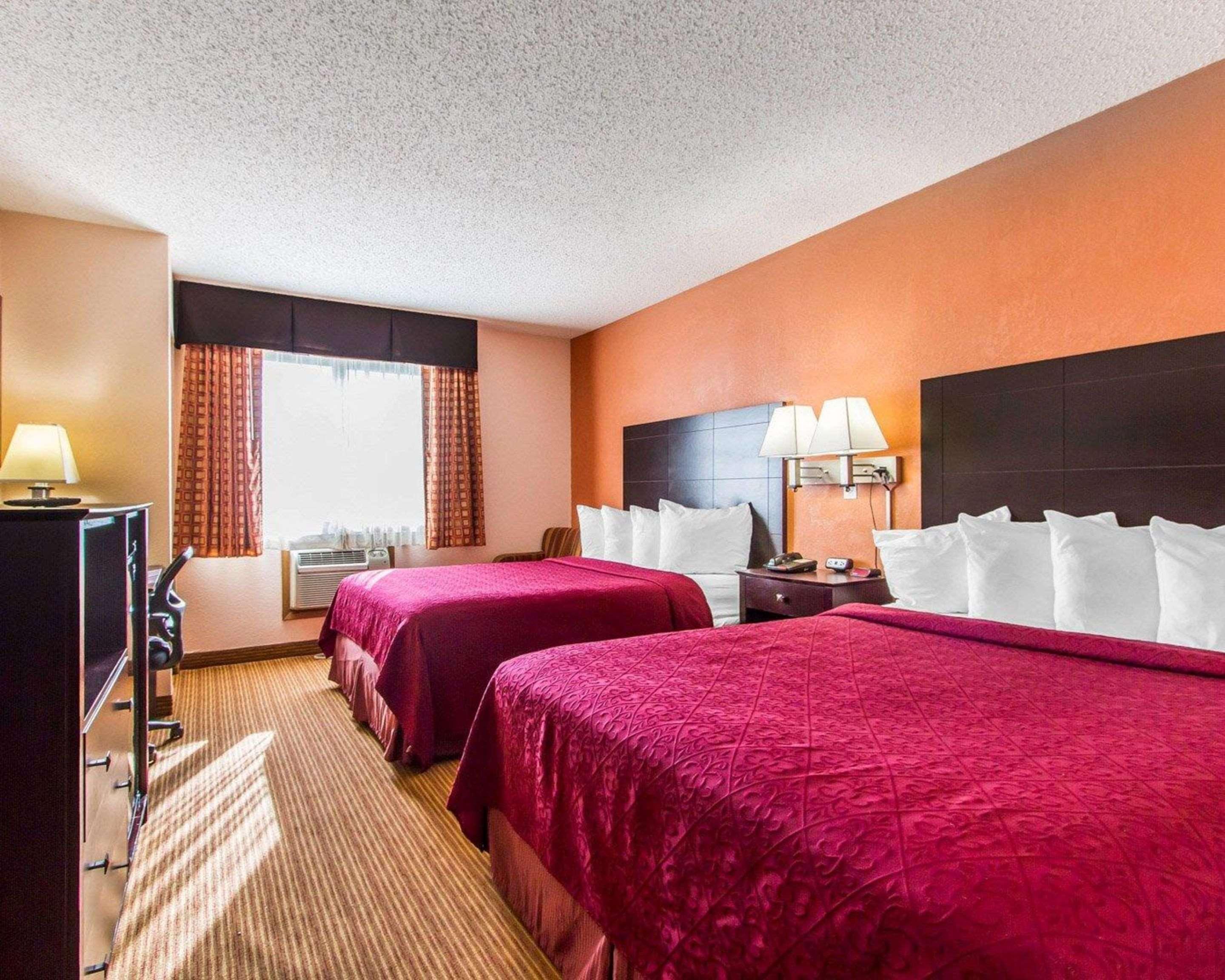 Quality Inn & Suites Ottumwa North Buitenkant foto