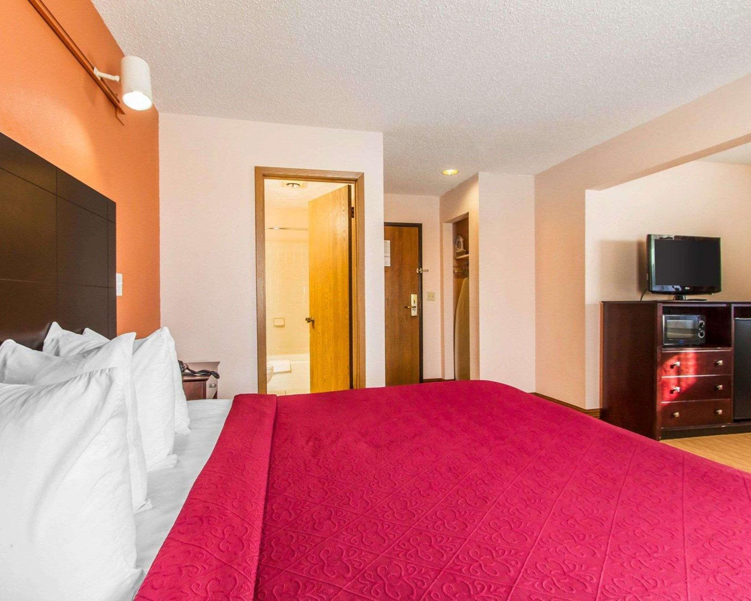Quality Inn & Suites Ottumwa North Buitenkant foto