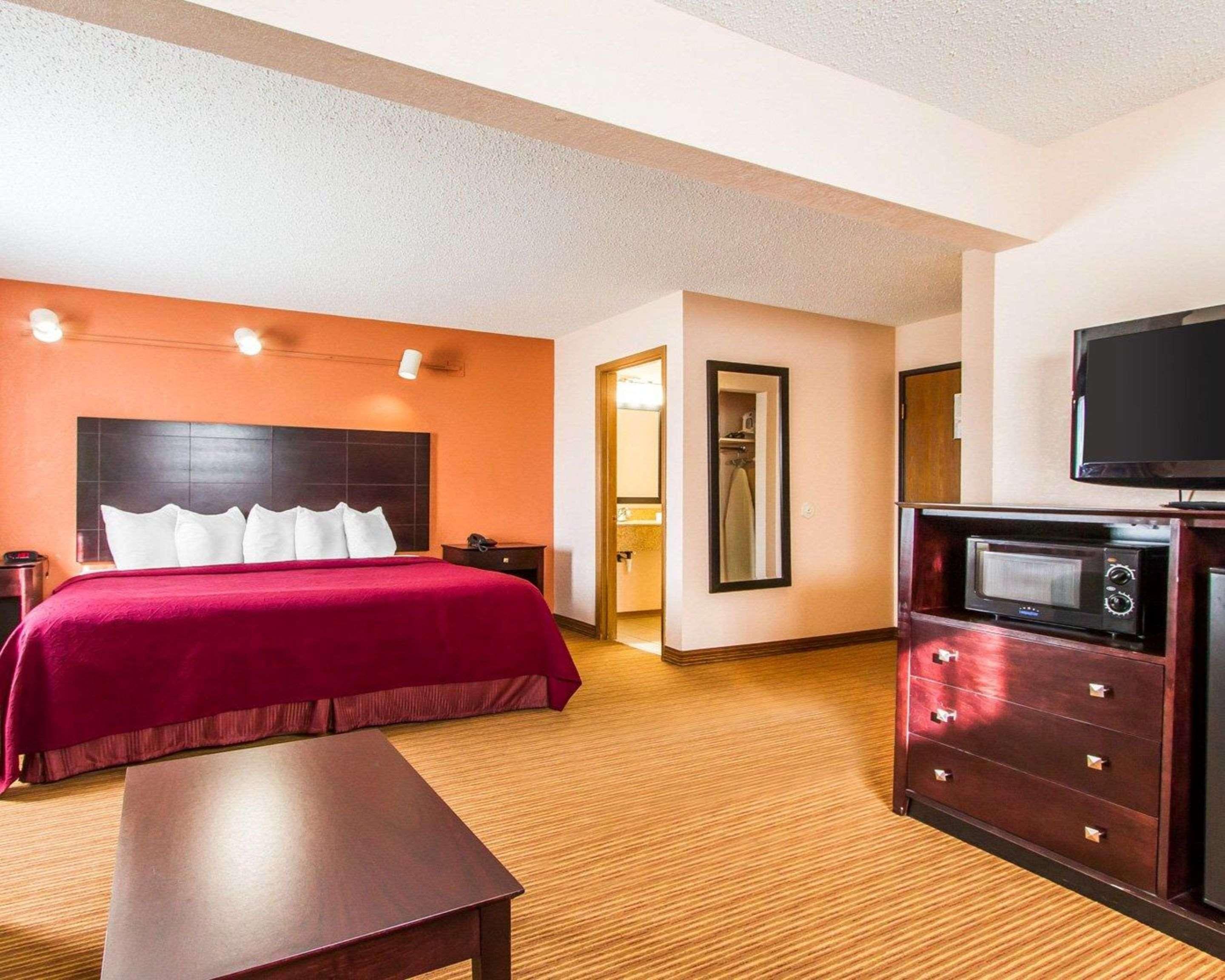 Quality Inn & Suites Ottumwa North Buitenkant foto