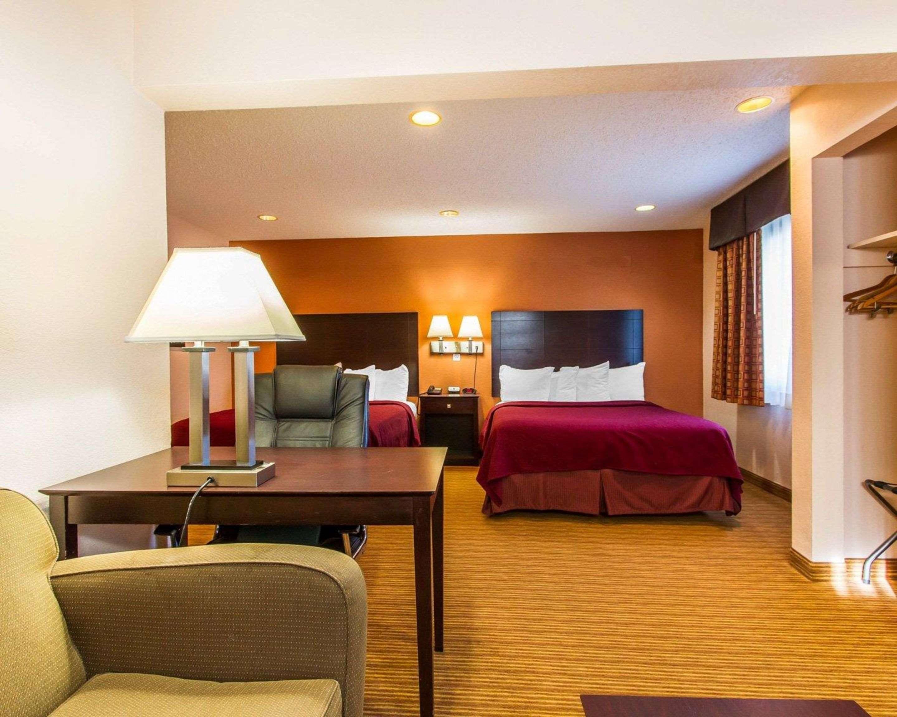 Quality Inn & Suites Ottumwa North Buitenkant foto