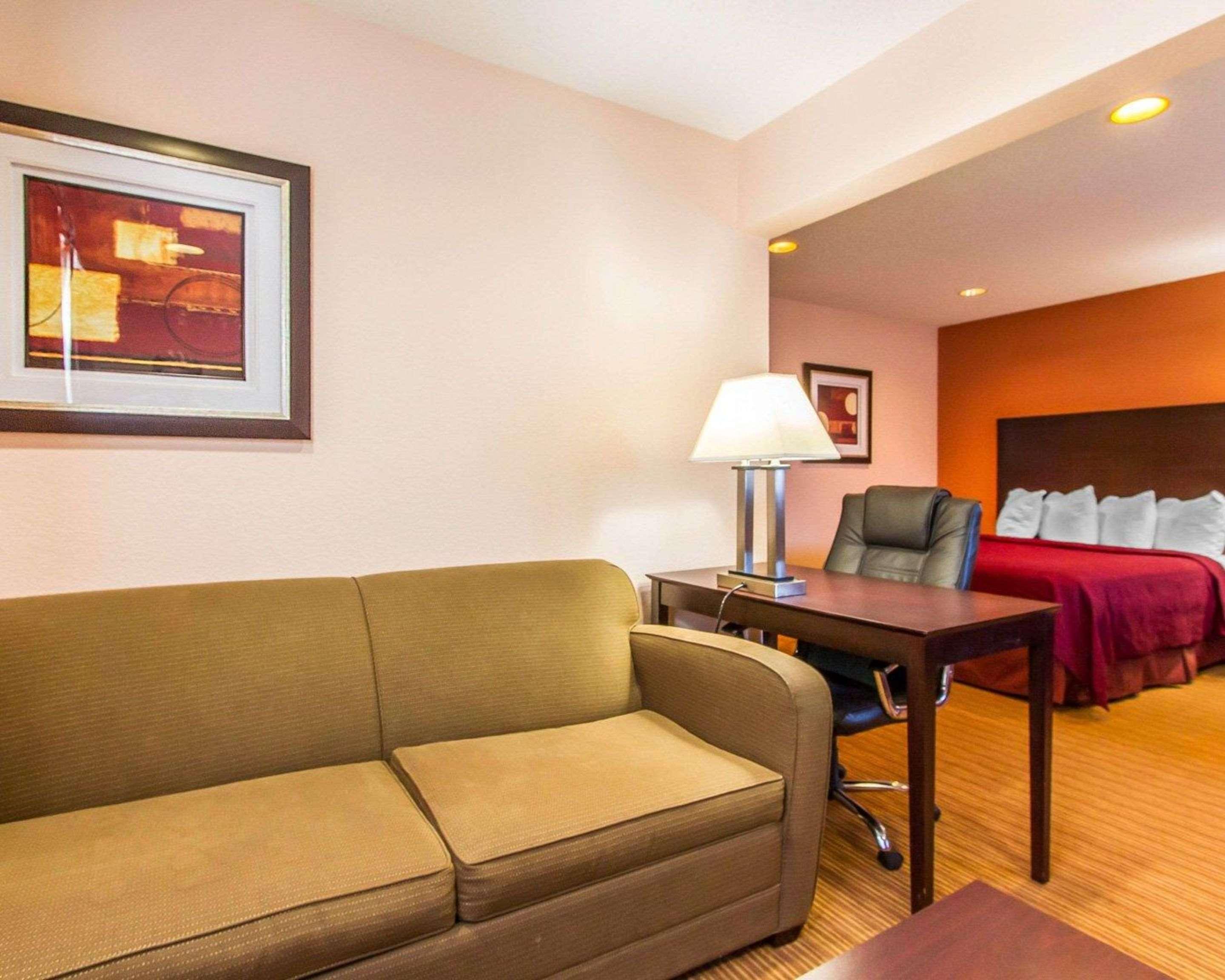 Quality Inn & Suites Ottumwa North Buitenkant foto