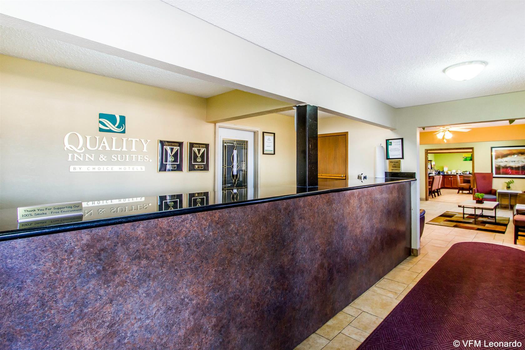 Quality Inn & Suites Ottumwa North Buitenkant foto