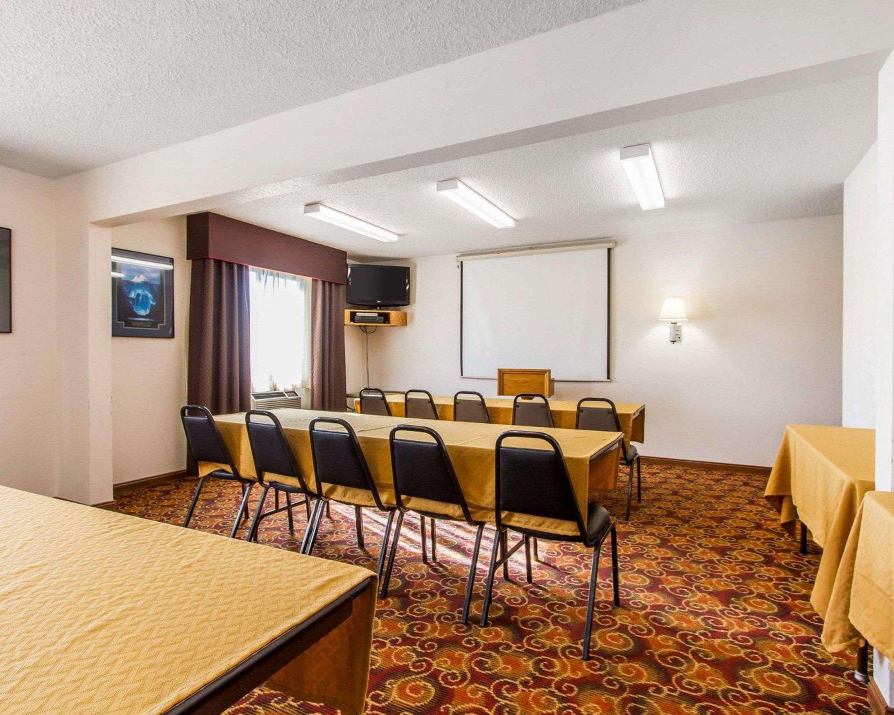 Quality Inn & Suites Ottumwa North Buitenkant foto