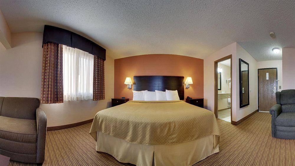 Quality Inn & Suites Ottumwa North Buitenkant foto