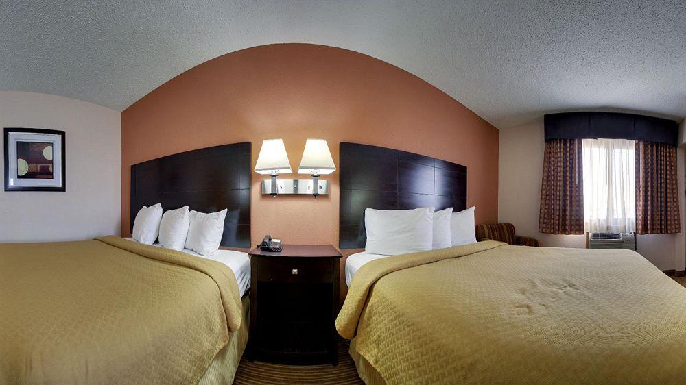Quality Inn & Suites Ottumwa North Buitenkant foto