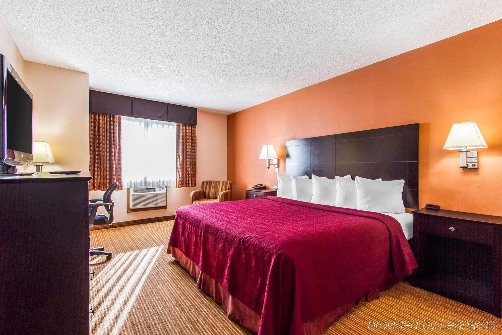 Quality Inn & Suites Ottumwa North Buitenkant foto