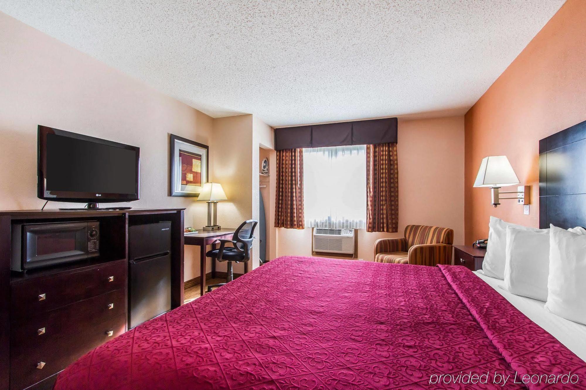 Quality Inn & Suites Ottumwa North Buitenkant foto