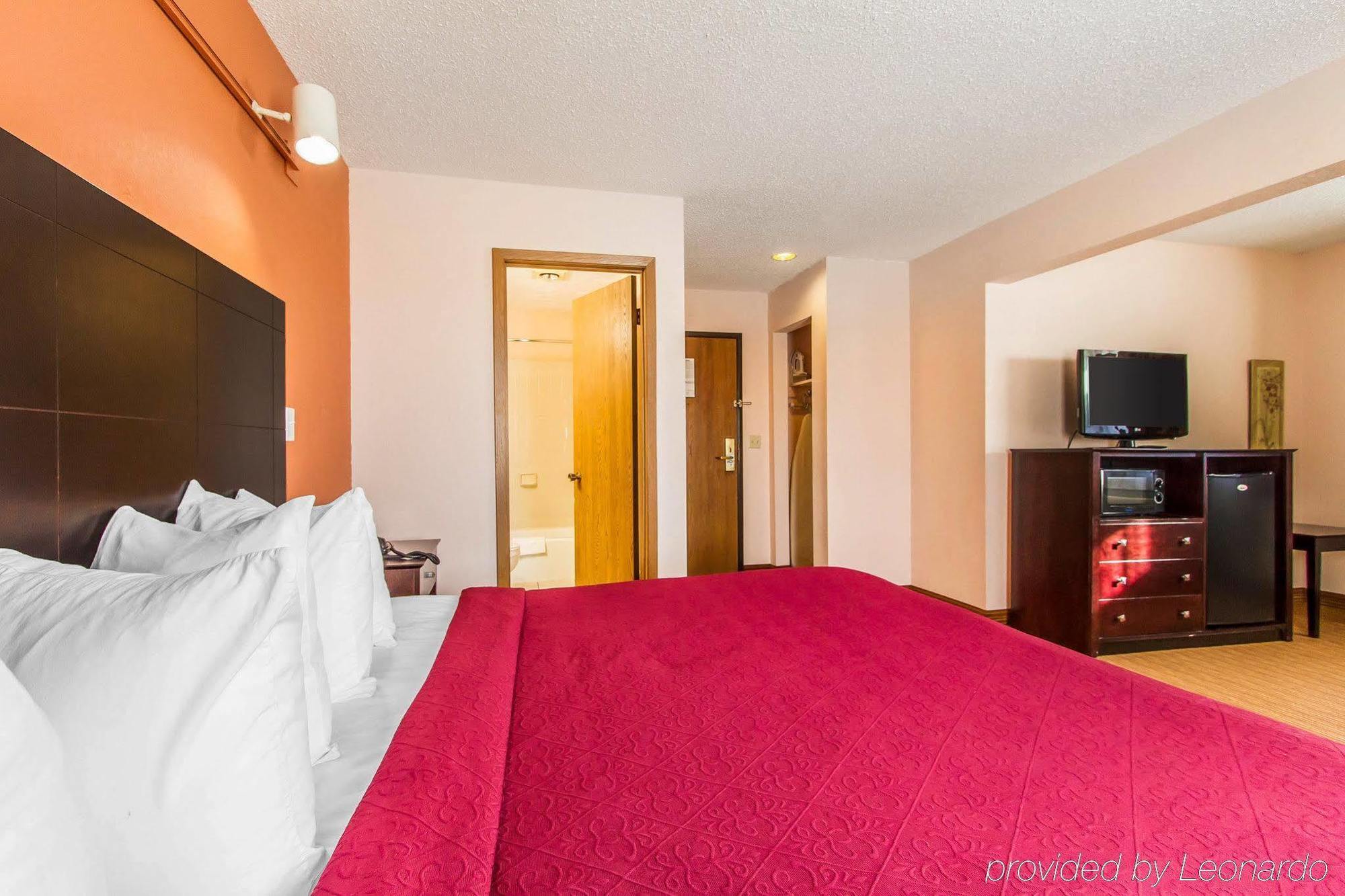 Quality Inn & Suites Ottumwa North Buitenkant foto