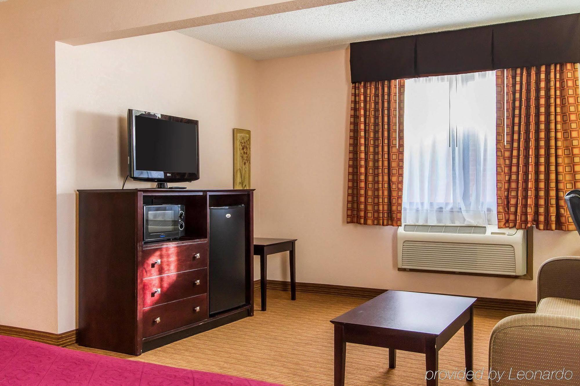 Quality Inn & Suites Ottumwa North Buitenkant foto