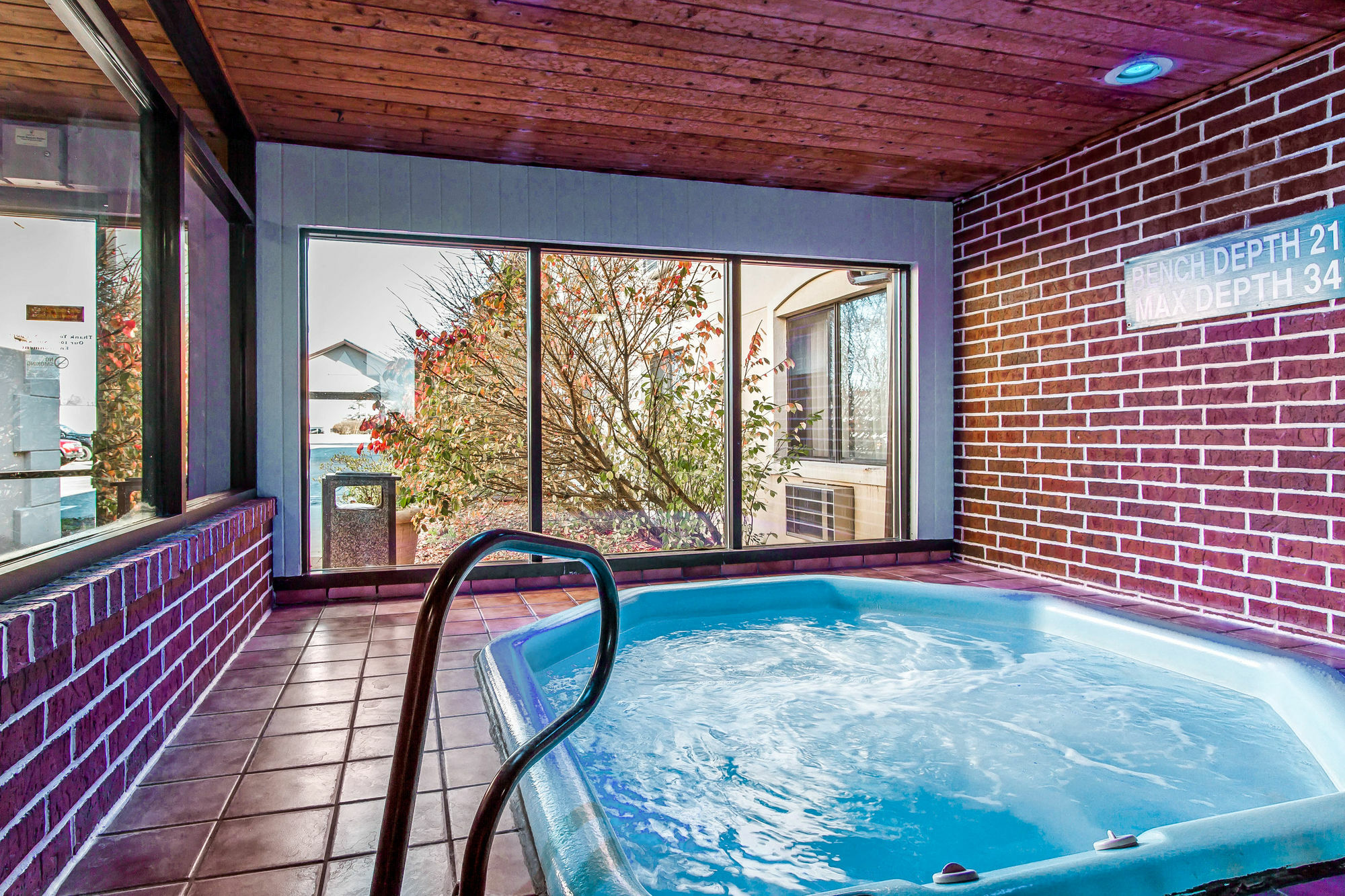 Quality Inn & Suites Ottumwa North Buitenkant foto